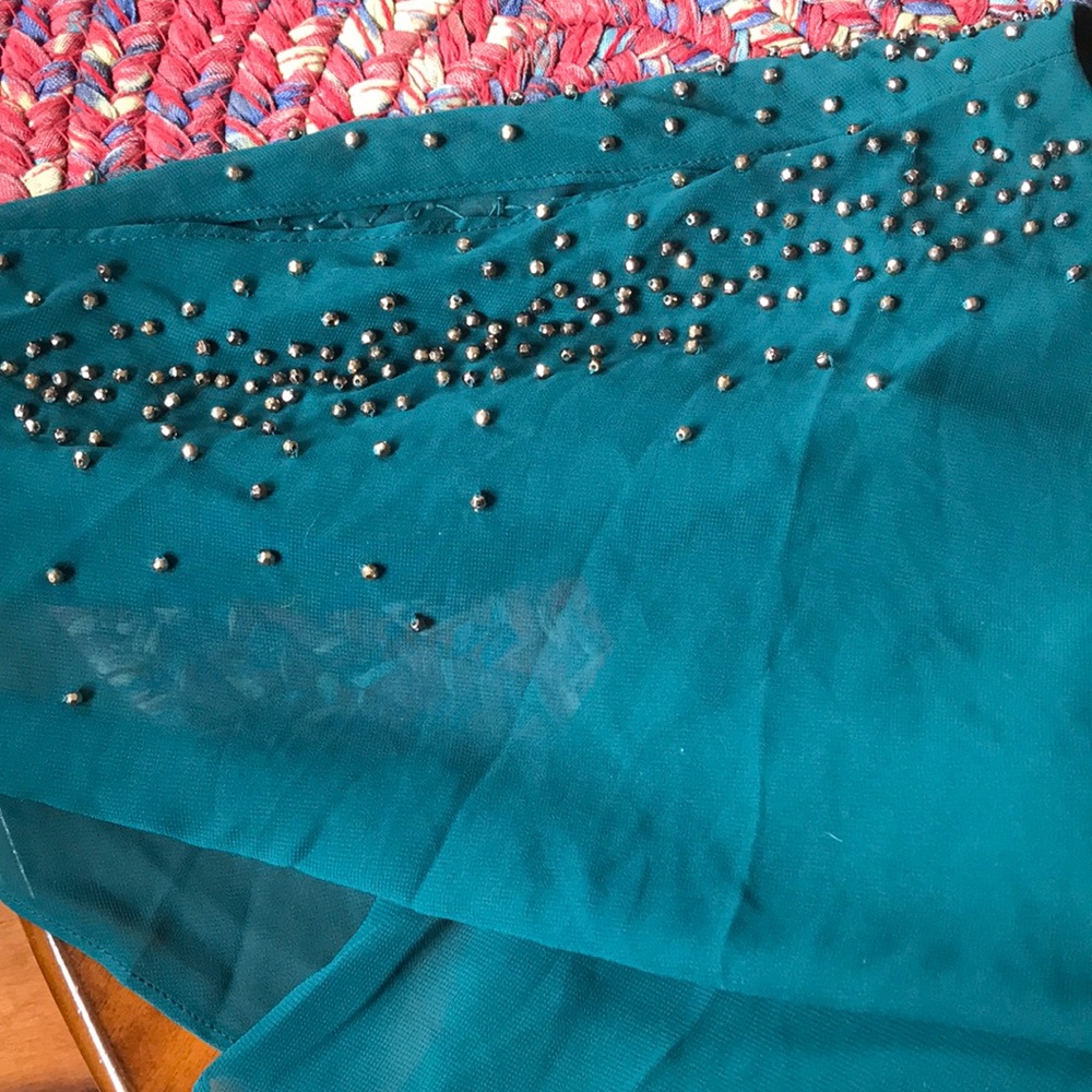 Dj-jazz flowy embellished sleeve dress.